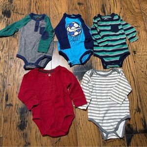 Lot of long sleeve onesies.